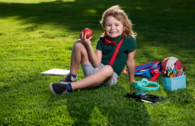 Kind, das online im Freien im Park studiert, lernt in Natur-Online-Schulklassen