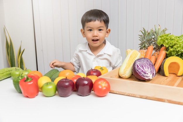 Kind, das über Nahrung lernt, wie man frische Obst und Gemüse isst.