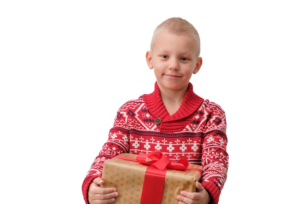 Kind, das Weihnachtsgeschenkbox in der Hand hält. Auf weißem Hintergrund isoliert. Feiertage, Weihnachten, Neujahr, Weihnachtskonzept.