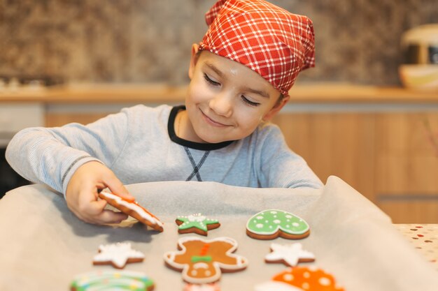 Kind, das Weihnachtsplätzchen genießt