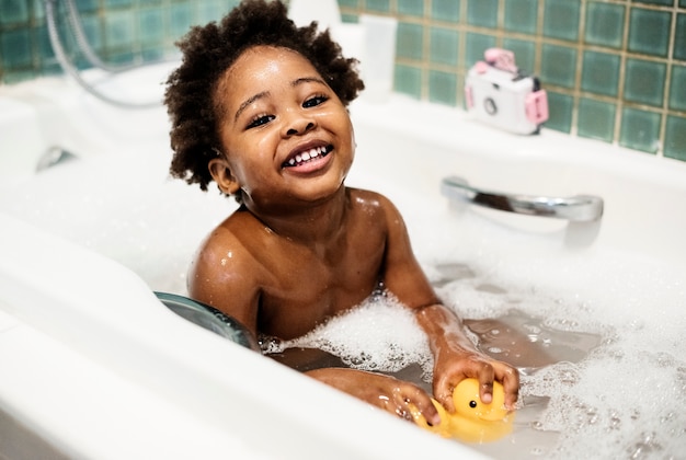 Kind des afrikanischen Abstiegs, das Badewanne genießt