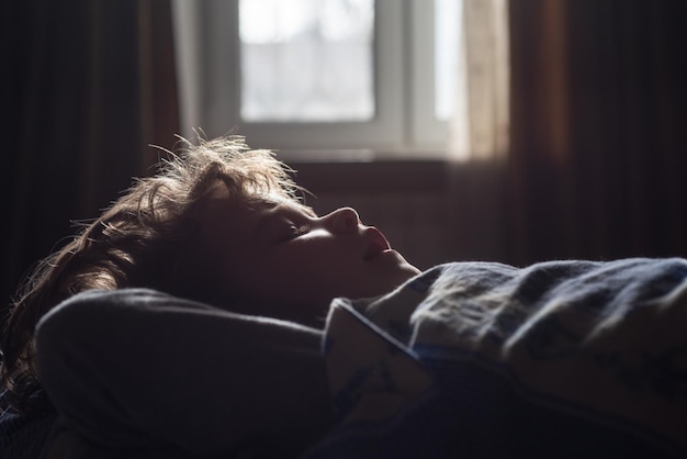 Kind des kleinen Jungen, das im Bett schläft Ruhiger Schlaf