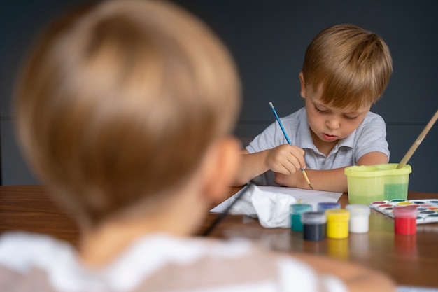 Foto kind erhält bildung zu hause