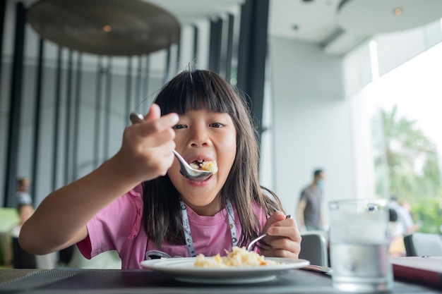 Kind essen Essen glückliche Zeit Frühstück