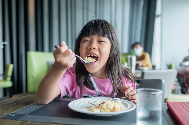 Kind essen Essen glückliche Zeit Frühstück