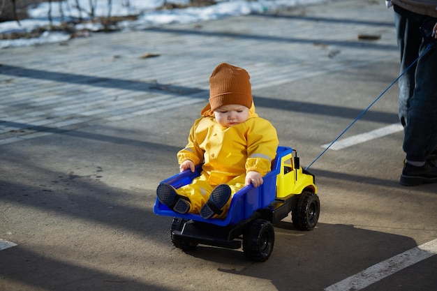 Foto kind fährt auf einem großen spielzeuglastwagen