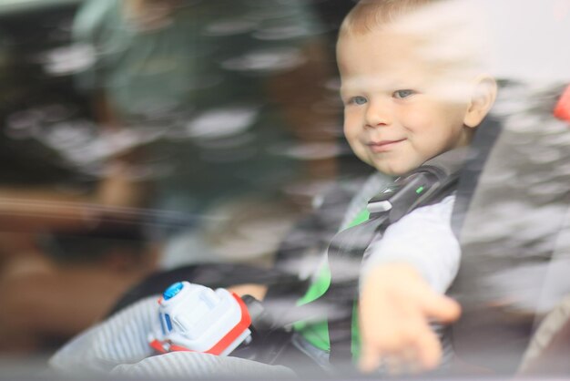 Kind fährt in einem Kindersitz im Auto