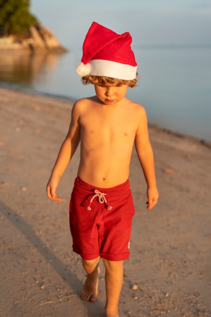 Kind feiert Weihnachten im Juli