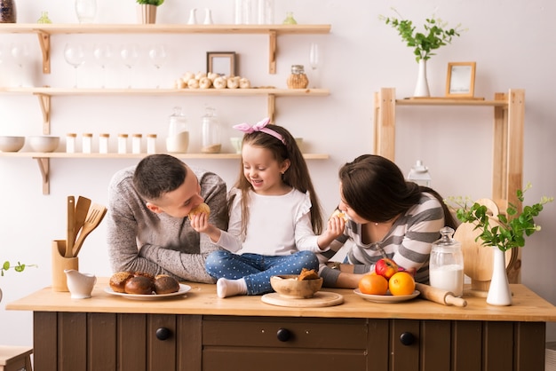 Kind füttert Eltern in der Küche