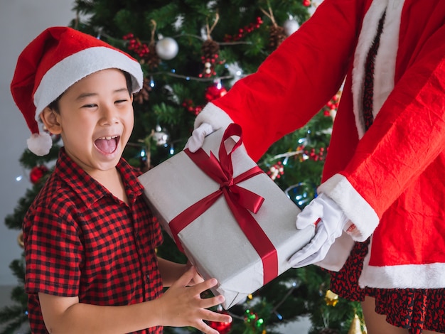 Foto kind glücklich, geschenke vom weihnachtsmann zu erhalten