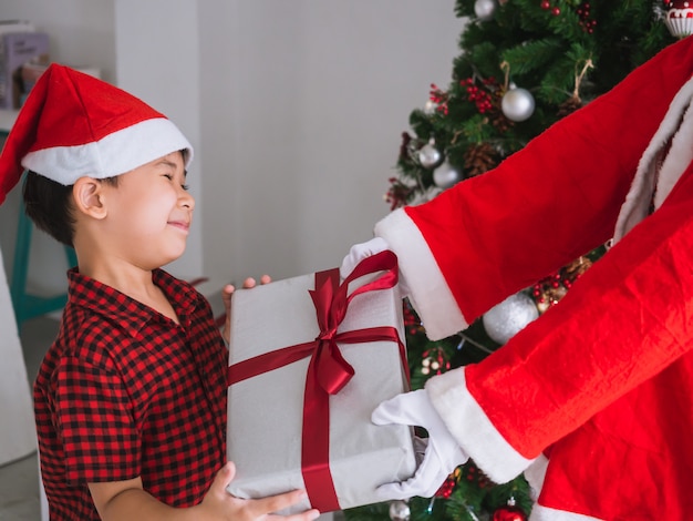 Foto kind glücklich, geschenke vom weihnachtsmann zu erhalten