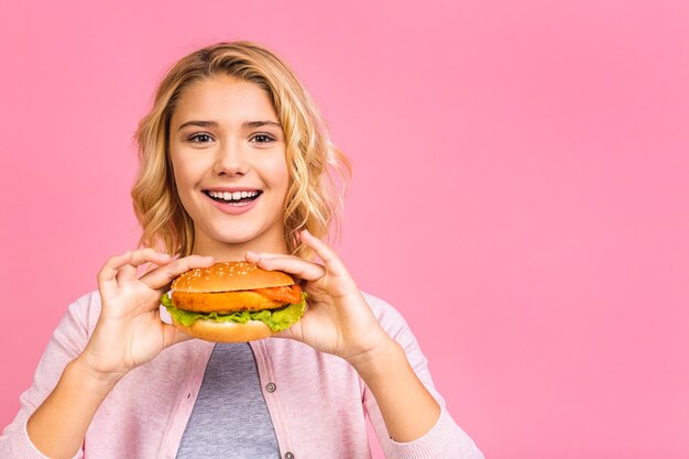 Kind hält ein Stück Hamburger