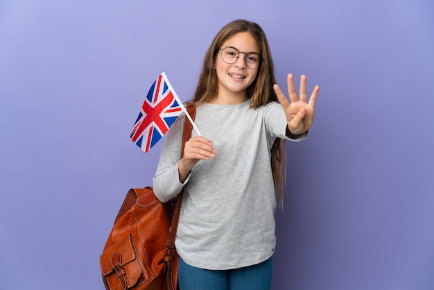 Kind hält eine Flagge des Vereinigten Königreichs über isoliertem Hintergrund glücklich und zählt vier mit den Fingern