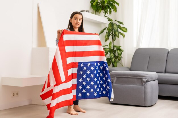 Kind hält eine Flagge von Amerika, USA.