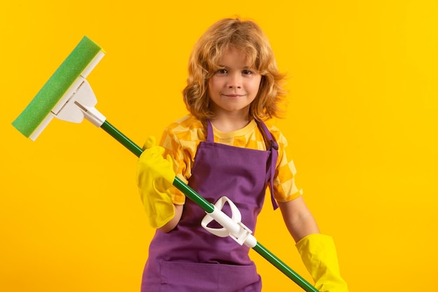 Foto kind hilft bei der reinigung kind benutzt staubstaub und handschuhe zum reinigung lustig kind moppt hausreinigung