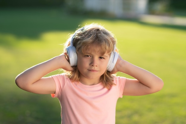 Kind im Kopfhörer Kopfhörer kleines Kind hört Musik glücklicher Kindertag der Kindheit