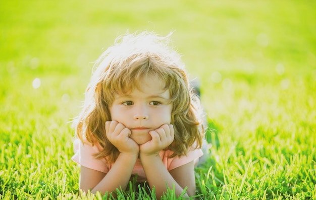 Kind im Park Kind im Freien Frühling Junge liegt auf Gras Sommerspaziergang Kinder Anpassung