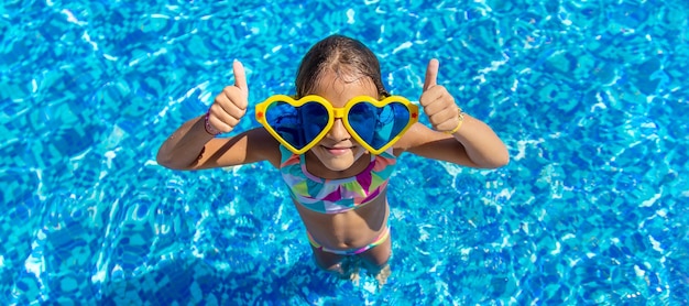 Kind im Pool mit großer Brille Selektiver Fokus