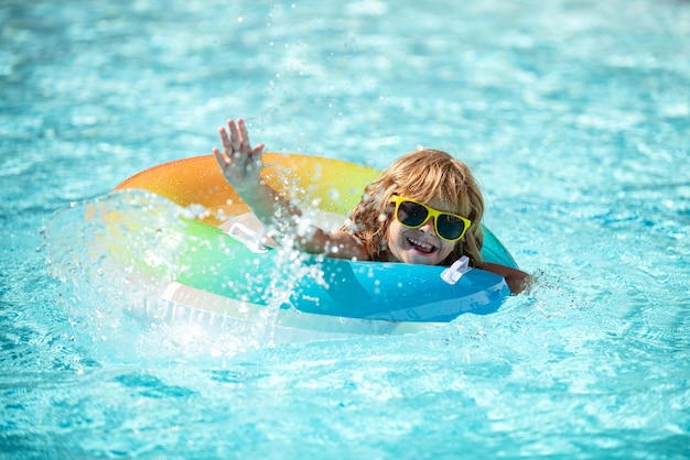 Kind im Schwimmbad Junge im Aquapark Sommerwochenende Sommerurlaub