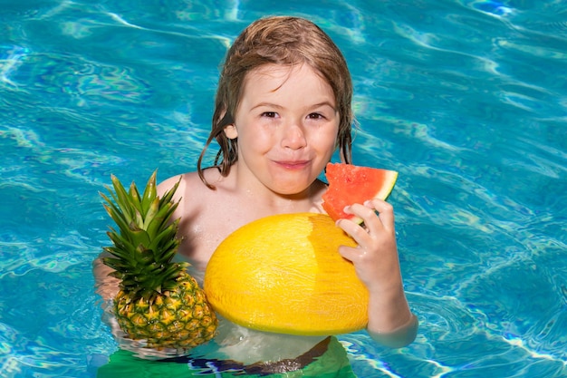 Kind im Schwimmbad Sommeraktivitäten für Kinder Sommerferien Gesunder Kinderlebensstil