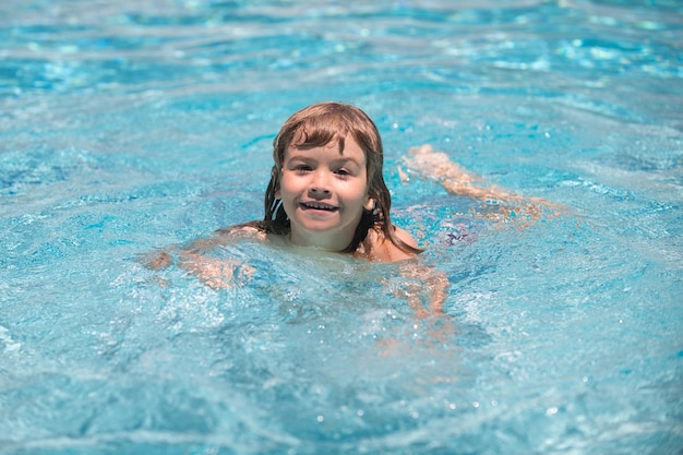 Kind im Swimmingpool Sommerferienkonzept