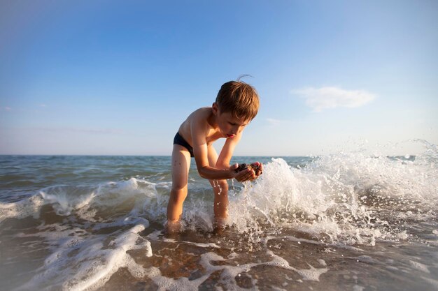 Kind im Urlaub Ein Junge spielt am Meer