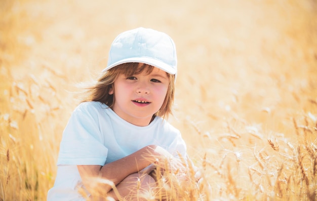 Kind im Weizenfeld im Sommer im Freien.