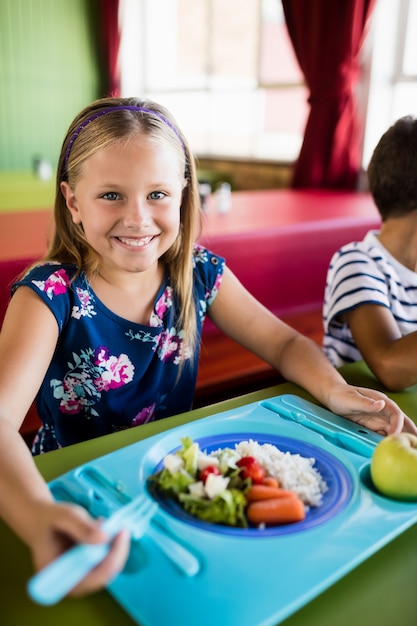 Kind in der Kantine essen