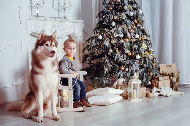 Kind in der Nähe des Weihnachtsbaumes