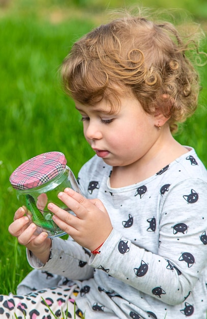 Kind in der Natur mit einer Eidechse. Selektiver Fokus