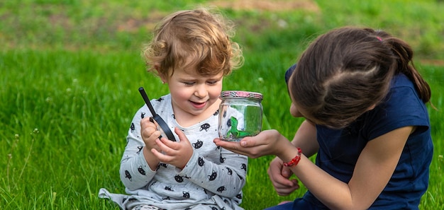 Kind in der Natur mit einer Eidechse. Selektiver Fokus