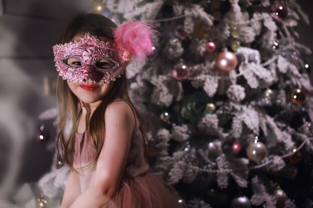 Kind in schicker Kleidung vor dem Weihnachtsbaum Silvester Warten auf das neue Jahr