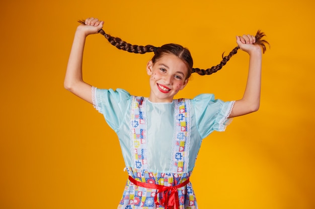 Kind in typischer Kleidung der berühmten brasilianischen Party namens "Festa Junina" zur Feier von Sao Joao. Schönes Mädchen.