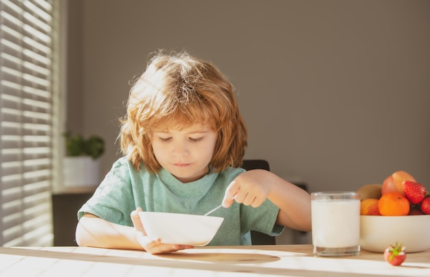 Kind isst gesundes Essen süßer kleiner Junge mit Suppe zum Mittagessen gesunde Ernährung für Kinder