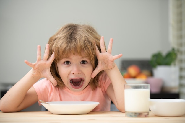 Kind isst kleinen gesunden, lustigen, hungrigen Jungen, der Suppe isst