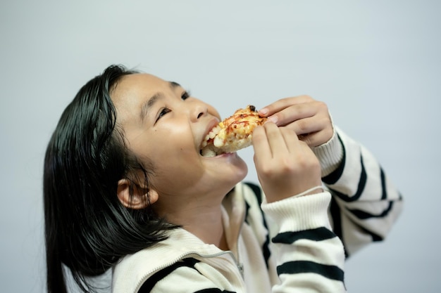 Kind isst Pizza auf weißem Hintergrund