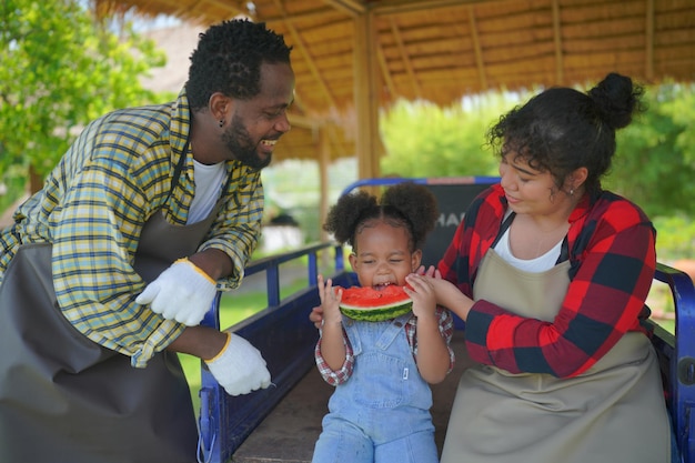 Kind isst Wassermelone im Garten Kinder essen Obst im Freien Gesunder Snack für Kinder Kleines Mädchen, das im Garten spielt