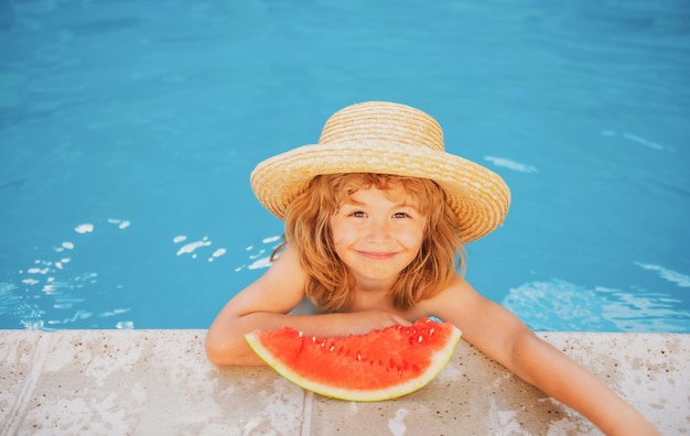 Kind Junge isst Wassermelone in der Nähe des Pools Kind mit Wassermelone Sommeraktivitäten für Kinder