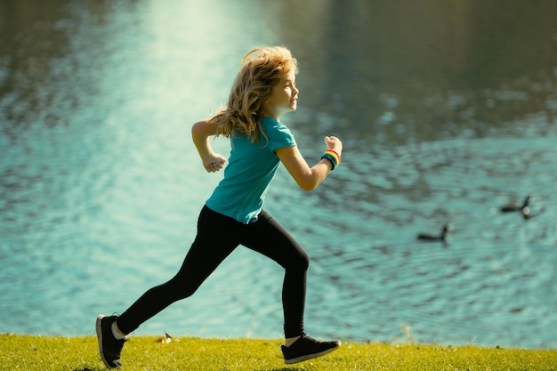 Kind, Junge, Joggen im Park im Freien, sportliches Kind, das in der Natur läuft, aktives, gesundes Kind, Junge, Läufer Joggi