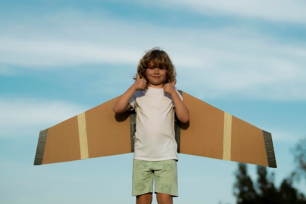 Kind, Junge, Kleinkind, das mit Spielzeugflugzeug spielt und Zukunft träumt Fröhlicher Junge, Pilot, spielt mit dem Flugzeug im Freien