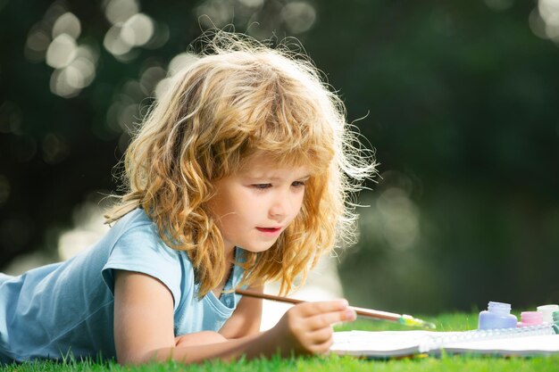 Kind Junge Zeichnung im Sommer Park Malerei Kunst kleiner Künstler Maler zeichnen Bilder im Freien glückliches Kind