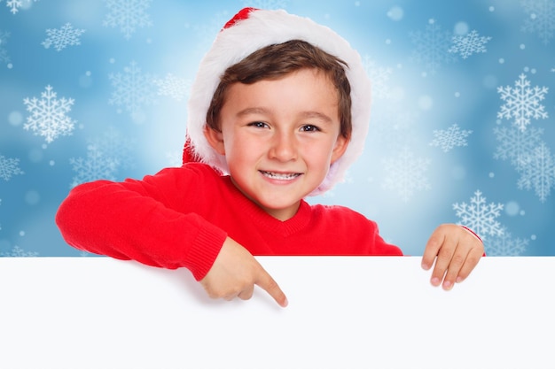 Kind Kind Junge Weihnachten Weihnachtsmann zeigt glücklich leeren Banner copyspace