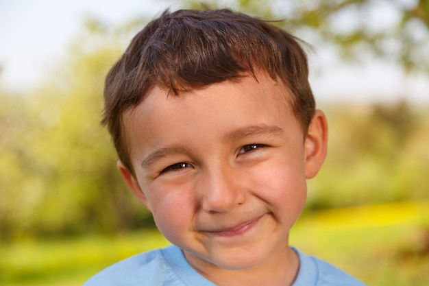 Kind Kind kleiner Junge Porträt Outdoor-Gesicht im Freien außerhalb des Frühlings