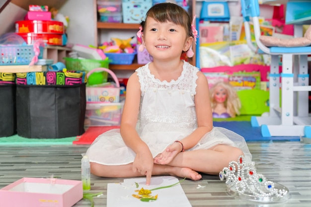 Kind kleines Mädchen spielen Spielzeugkunst im Wohnzimmer zu Hause