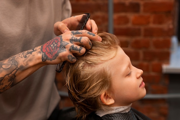 Foto kind lässt sich im salon die haare schneiden