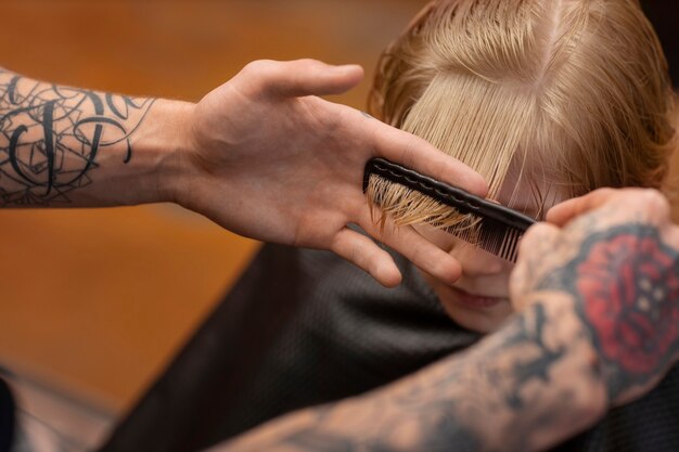 Foto kind lässt sich im salon die haare schneiden