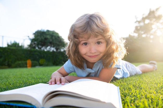 Kind las Buch Kinderschule und Bildung im Freien Natur und Park Frühlernen Sommer im Freien