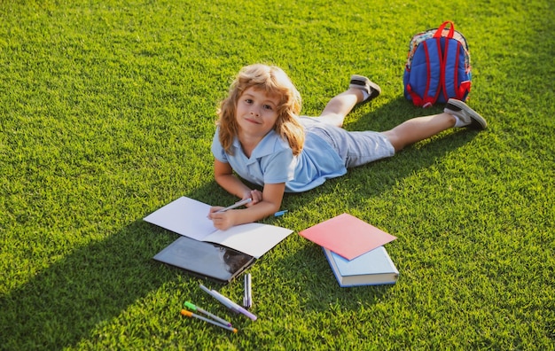 Kind las Buch Kinderschule und Bildung im Freien Natur und Park Frühlernen Sommer im Freien