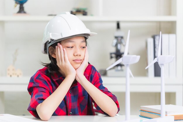 Foto kind lernt über erneuerbare energien kind mädchen, wie windturbinen funktionieren