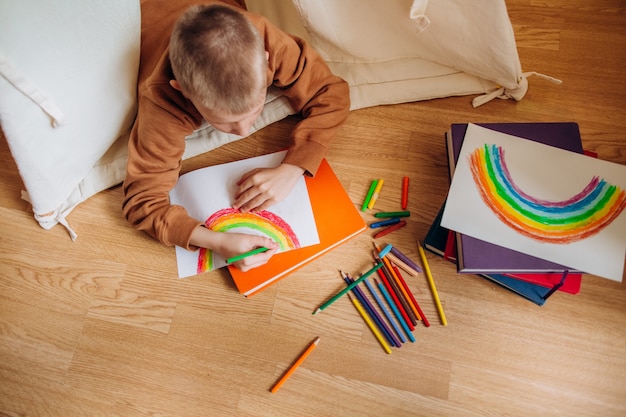 Kind liest Buch nach Hause, das Kinderzimmer unterrichtet